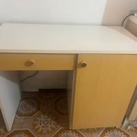 Scrivania con ripiani e sedia