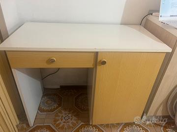 Scrivania con ripiani e sedia