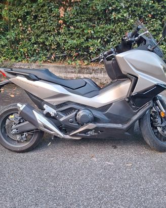 Honda  forza 750