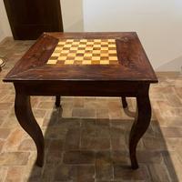 Tavolino in legno con scacchiera