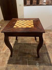 Tavolino in legno con scacchiera