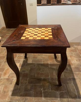 Tavolino in legno con scacchiera