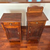 Coppia di comodini in legno