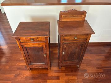 Coppia di comodini in legno