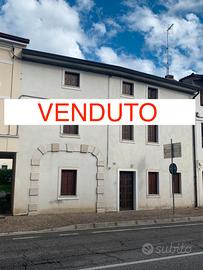 Casa in linea con corte di proprietà