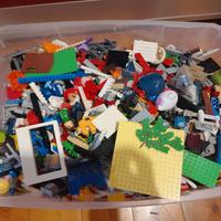 scatola di lego e giochi misti