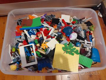 scatola di lego e giochi misti
