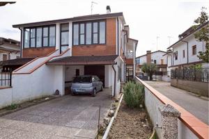 Villetta a schiera di 120 m² con 5 locali a Comacc