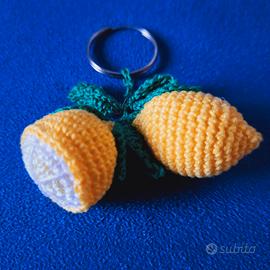 Limoni e foglie portachiavi lavorati all'uncinetto