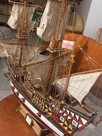 Modello navale a vela artigianale in legno