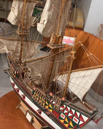 Modello navale a vela artigianale in legno
