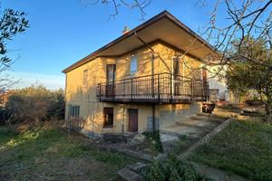Villa di 167 m² con più di 5 locali e box auto a F