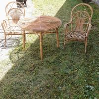 Tavolino rotondo da giardino con due poltroncine 