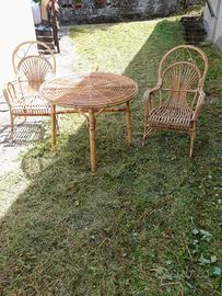 Tavolino rotondo da giardino con due poltroncine 