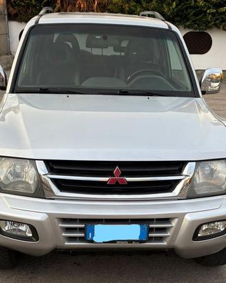 Auto Mitsubishi Pajero V60 V6 3.2