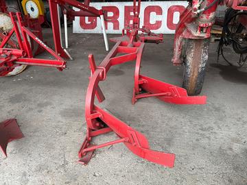 Vari aratri portati Greco