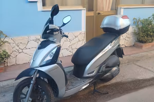 scooter Kymco 300 GTI people 