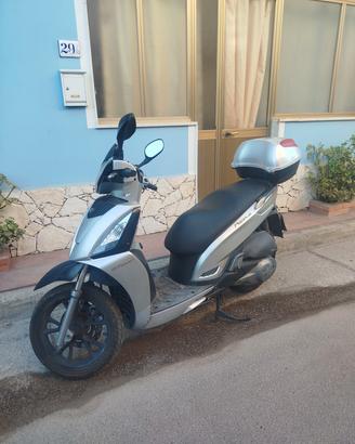 scooter Kymco 300 GTI people 