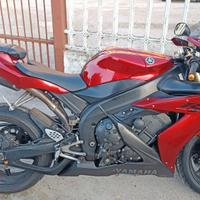 YAMAHA R1