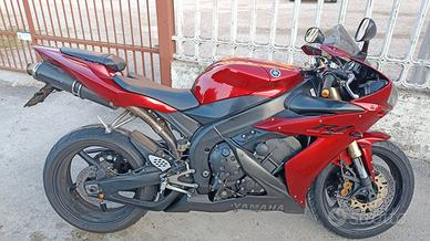 YAMAHA R1