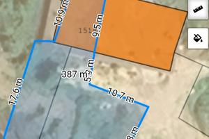 Piazzale con locale deposito