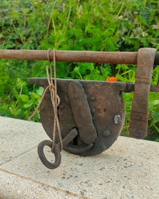 Antica toppa / serratura con chiave in ferro - 40€