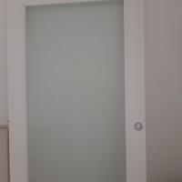 Porta scorrevole con relativo scrigno.