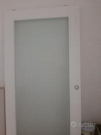 Porta scorrevole con relativo scrigno.