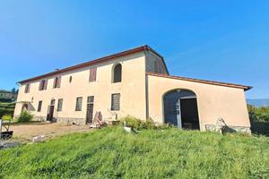 Rustico / Casale di 320 m² con più di 5 locali e b