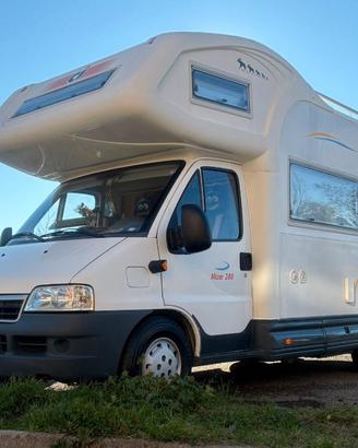 Camper doppia dinette ferro di cavallo