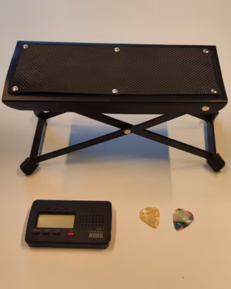 Accordatore Korg GA 1 e poggiapiedi chitarra