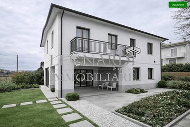 Villa di 220 m² con più di 5 locali e box auto a S