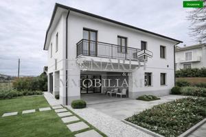 Villa di 220 m² con più di 5 locali e box auto a S