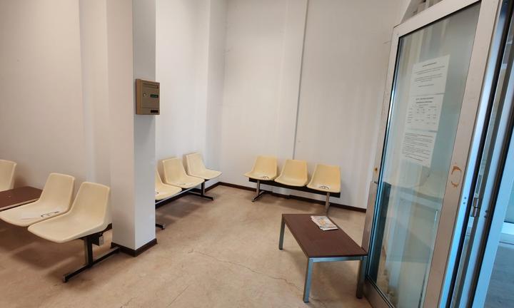 MAERNE-NEG./UFF. vetrinato al PT, ampio park