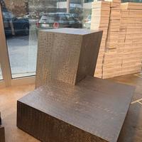 Sedute/Espositori in metallo martellato – design m