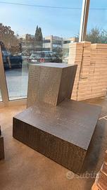 Sedute/Espositori in metallo martellato – design m