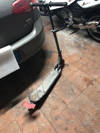 Monopattino con ruota posteriore basculante