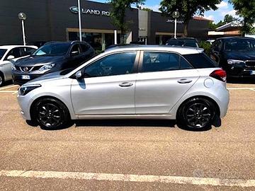 Hyundai i20 1.200 cc. 84 cv blackline