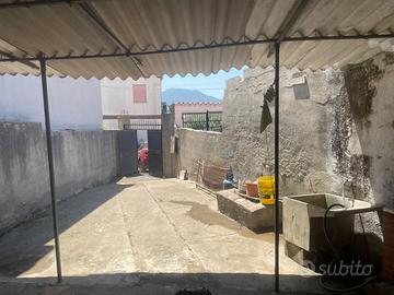 Immobile con cortile,da ristrutturare