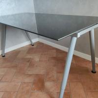 Scrivania con piano in vetro