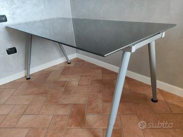 Scrivania con piano in vetro