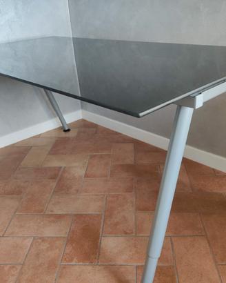 Scrivania con piano in vetro