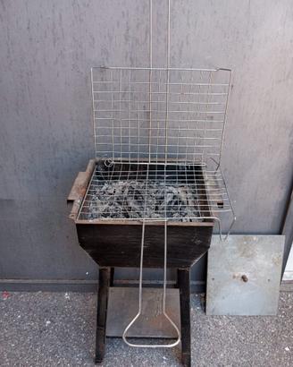 BARBECUE A CARBONELLA IN FERRO