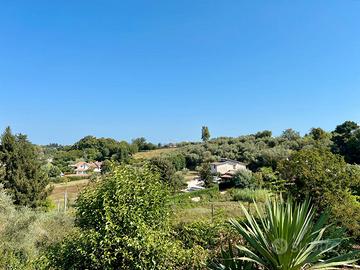 San cesareo: rustico adiacente paese