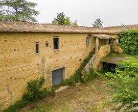 Rustico da ristrutturare con 10 ettari di terreno