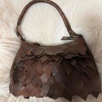 Borsa a spalla con petali in vera pelle