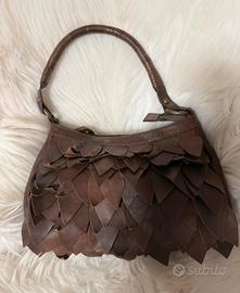 Borsa a spalla con petali in vera pelle