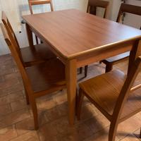 Tavolo di legno con sedie