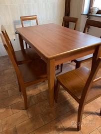 Tavolo di legno con sedie