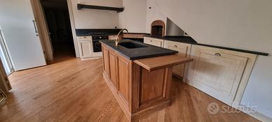 Isola cucina legno, lavello e piano estraibile